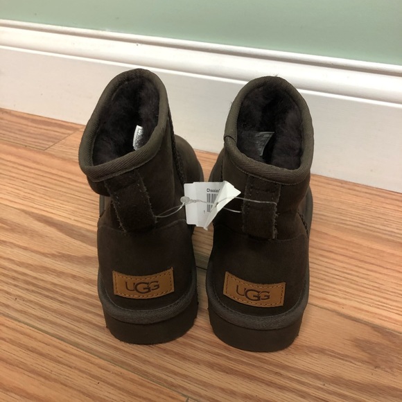UGG Boots: Classic Mini II: Chocolate - Picture 3 of 6